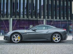 Image 2/28 of Ferrari California (2011)