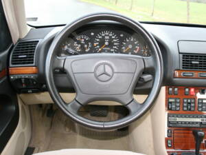 Image 33/69 of Mercedes-Benz 500 SE (1992)