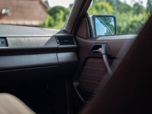 Image 35/40 of Mercedes-Benz 300 CE (1987)