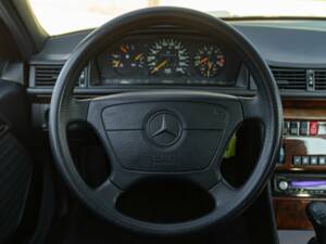 Image 42/50 of Mercedes-Benz 200 TE (1993)