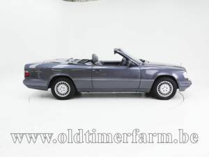 Image 9/15 de Mercedes-Benz E 220 (1995)