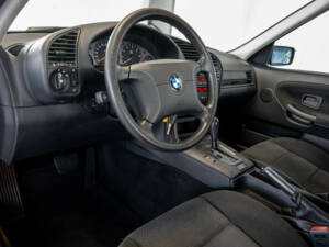 Image 13/21 of BMW 320i (1996)