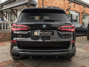 Image 6/23 of BMW X5 M50i xDrive (2022)