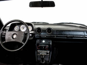 Immagine 21/46 di Mercedes-Benz 240 D (1982)