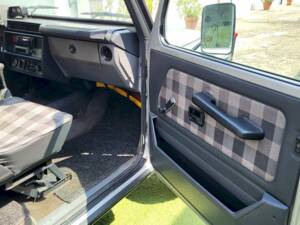 Image 31/55 of Mercedes-Benz 200 GE (SWB) (1990)