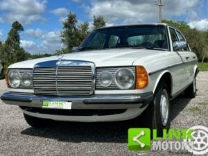 Imagen 1/10 de Mercedes-Benz 200 (1981)