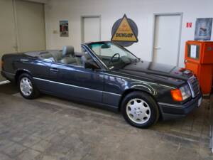 Image 40/42 de Mercedes-Benz 300 CE-24 (1993)