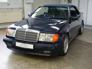 Image 10/33 of Mercedes-Benz 300 CE-24 (1993)