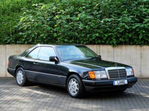 Image 2/63 of Mercedes-Benz 300 CE (1991)