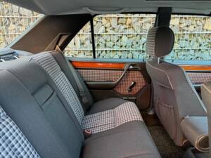 Immagine 68/75 di Mercedes-Benz 230 E (1992)