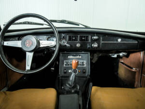 Image 7/50 of MG MGB GT V8 (1975)