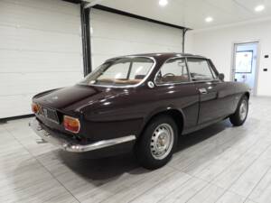 Bild 4/15 von Alfa Romeo Giulia 1300 GT Junior (1975)