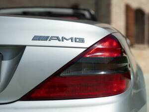 Image 24/50 of Mercedes-Benz SL 55 AMG (2002)