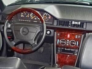 Bild 11/26 von Mercedes-Benz E 220 (1996)