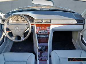 Afbeelding 9/27 van Mercedes-Benz E 200 (1995)