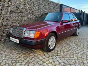 Immagine 2/75 di Mercedes-Benz 230 E (1992)