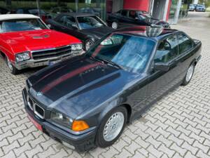 Image 2/20 de BMW 325i (1992)