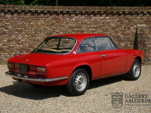 Bild 31/50 von Alfa Romeo Giulia 1300 GT Junior (1975)