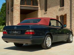 Image 13/50 of Mercedes-Benz 200 CE (1997)