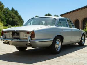 Image 6/50 de Jaguar XJ 6 4.2 (1970)