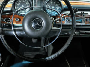 Image 17/33 of Mercedes-Benz 280 SE (1968)