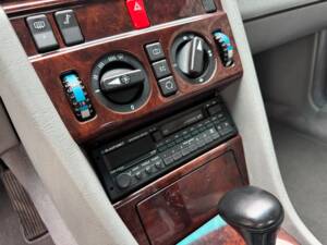 Imagen 23/100 de Mercedes-Benz 300 CE (1992)