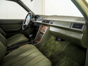 Image 12/50 of Mercedes-Benz 200 D (1986)