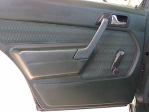 Bild 32/37 von Mercedes-Benz 190 E (1989)