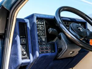 Immagine 18/28 di Aston Martin Lagonda (1987)