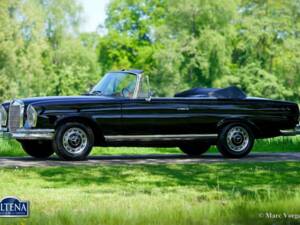 Image 7/52 de Mercedes-Benz 220 SE b (1963)