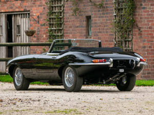 Image 4/50 de Jaguar E-Type (1967)