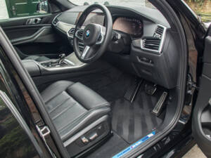 Image 15/23 of BMW X5 M50i xDrive (2022)