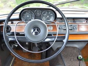 Image 26/47 of Mercedes-Benz 250 S (1967)