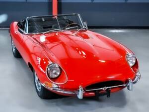 Image 4/7 de Jaguar E-Type (1968)