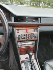 Imagen 73/94 de Mercedes-Benz 300 CE-24 3.4 AMG (1992)
