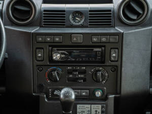 Image 32/50 of Land Rover Defender 90 (2008)