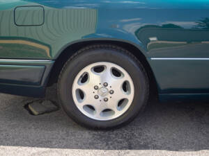 Image 21/26 of Mercedes-Benz E 320 (1996)