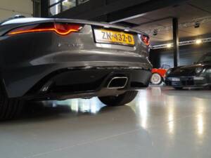 Image 42/50 of Jaguar F-Type (2019)