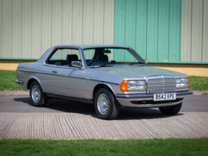 Immagine 7/28 di Mercedes-Benz 230 CE (1984)