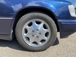 Image 25/31 of Mercedes-Benz E 220 (1994)