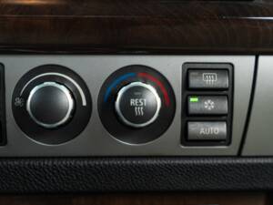 Bild 46/50 von BMW 745d (2005)
