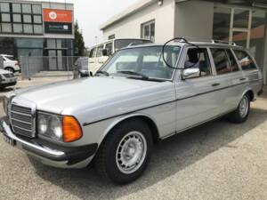 Image 5/22 of Mercedes-Benz 230 T (1979)