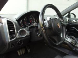 Bild 61/98 von Porsche Cayenne Turbo (2010)