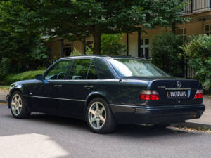 Image 4/27 of Mercedes-Benz E 500 Limited (1994)