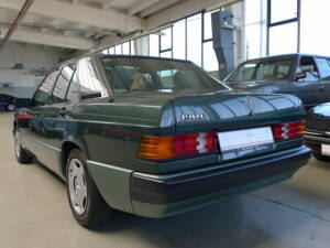 Bild 26/37 von Mercedes-Benz 190 E (1989)