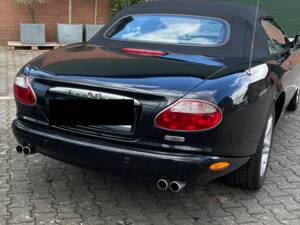 Image 6/16 de Jaguar XK8 4.2 (2004)