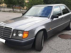 Bild 1/4 von Mercedes-Benz 300 D Turbo 4MATIC (1989)