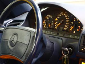 Image 13/32 de Mercedes-Benz 500 SL (1991)