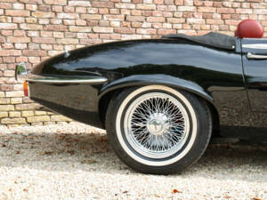 Image 16/50 of Jaguar E-Type V12 (1974)