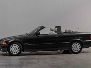 Image 31/46 de BMW 318i (1995)